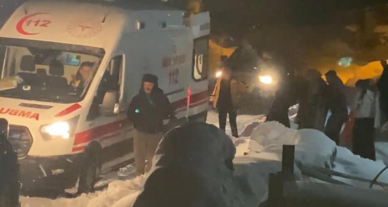 Yolu kapanan köydeki hasta için ekipler seferber oldu