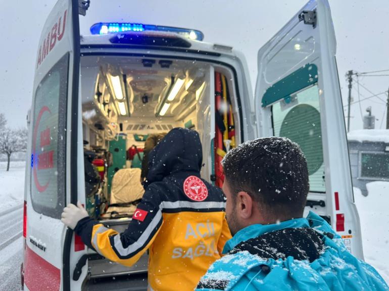 Yolu kapalı köydeki diyaliz hastası, paletli araçla hastaneye ulaştırıldı