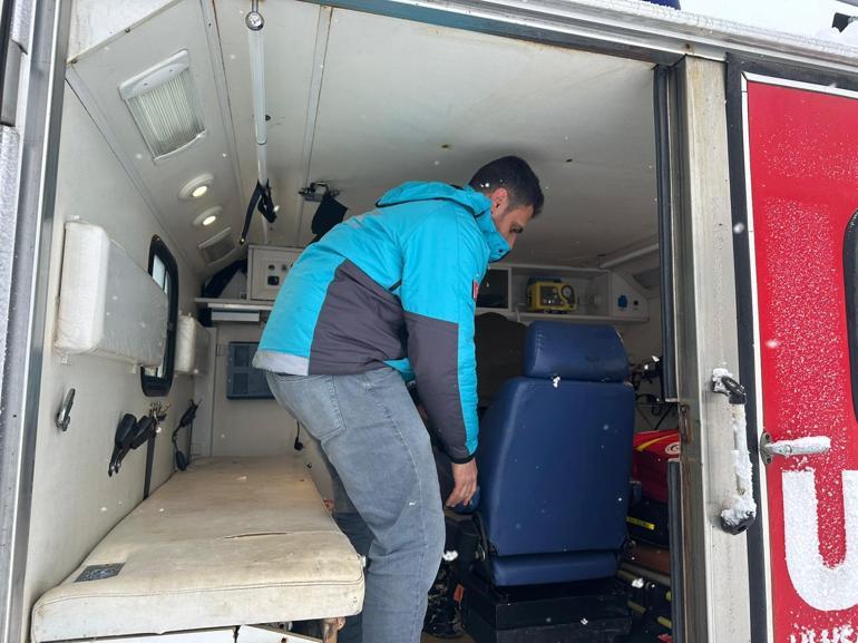 Yolu kapalı köydeki diyaliz hastası, paletli araçla hastaneye ulaştırıldı