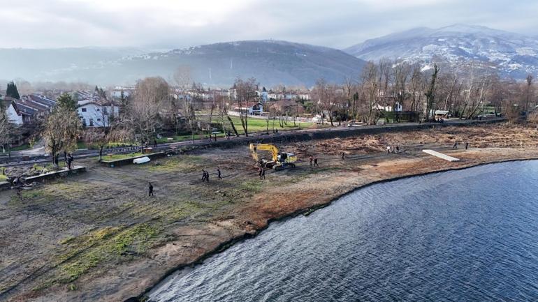 Sapanca Gölü kıyısındaki kaçak yapılar yıkılıyor