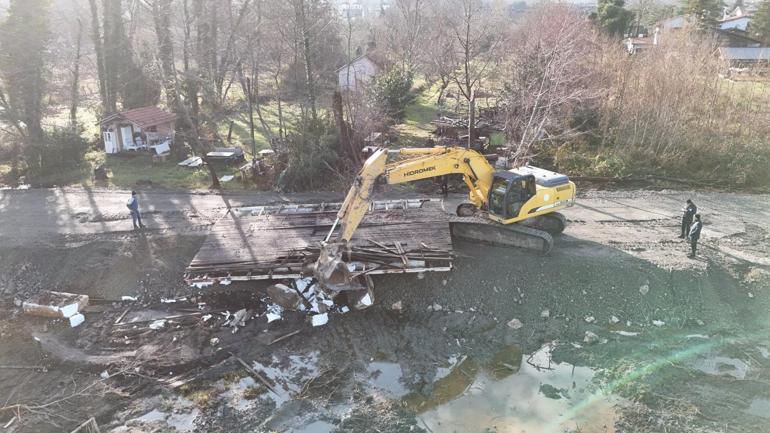 Sapanca Gölü kıyısındaki kaçak yapılar yıkılıyor