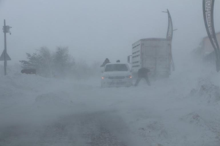 Karlıova’da tipi nedeniyle hayat durma noktasına geldi