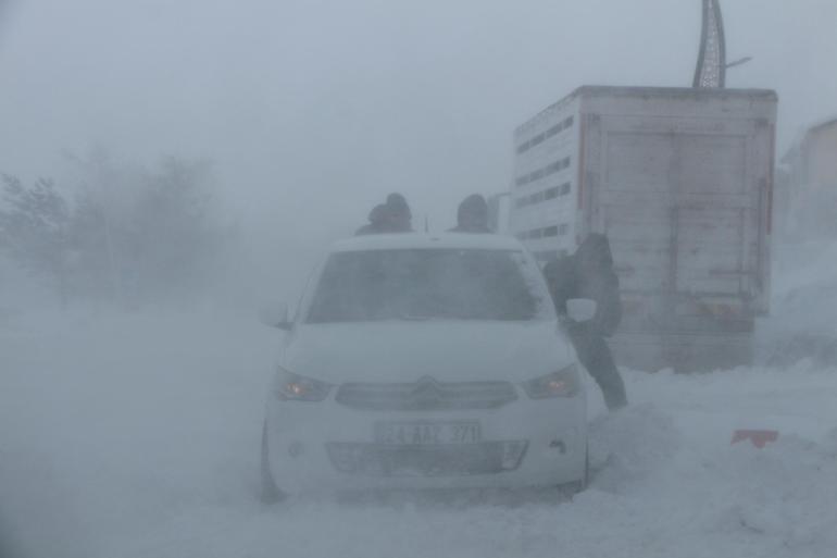 Karlıova’da tipi nedeniyle hayat durma noktasına geldi