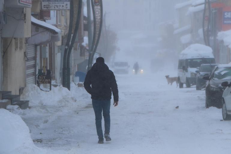 Karlıova’da tipi nedeniyle hayat durma noktasına geldi