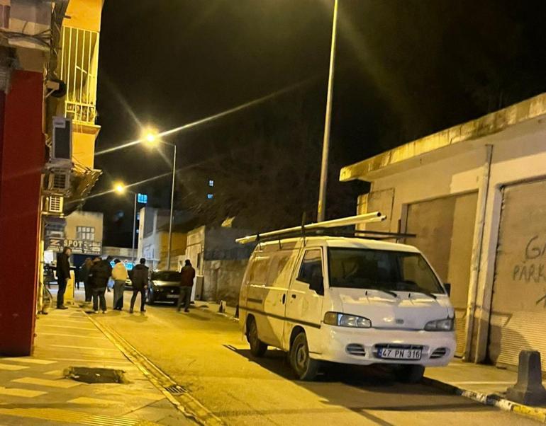 Mardinde silahlı ve sopalı park yeri kavgasında 3 kişi yaralandı; olay anı kamerada