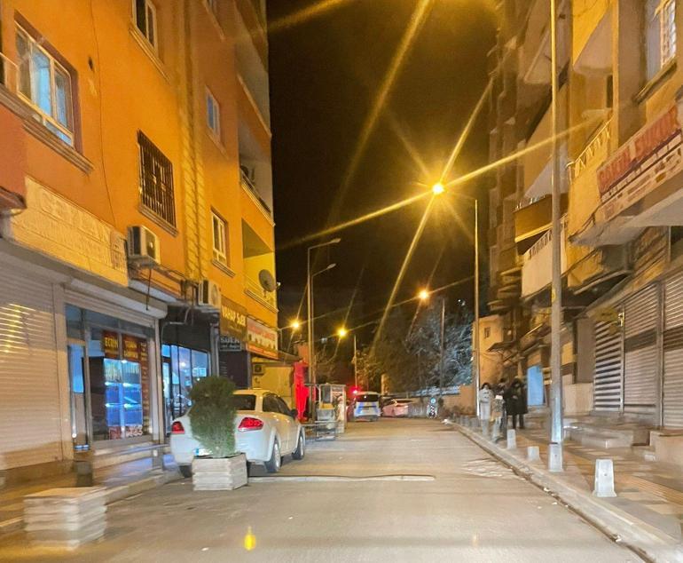 Mardinde silahlı ve sopalı park yeri kavgasında 3 kişi yaralandı; olay anı kamerada