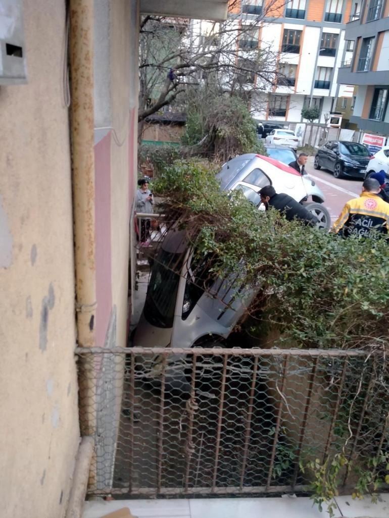 Avcılarda binanın boşluğuna düşen otomobilin sürücüsü yaralandı