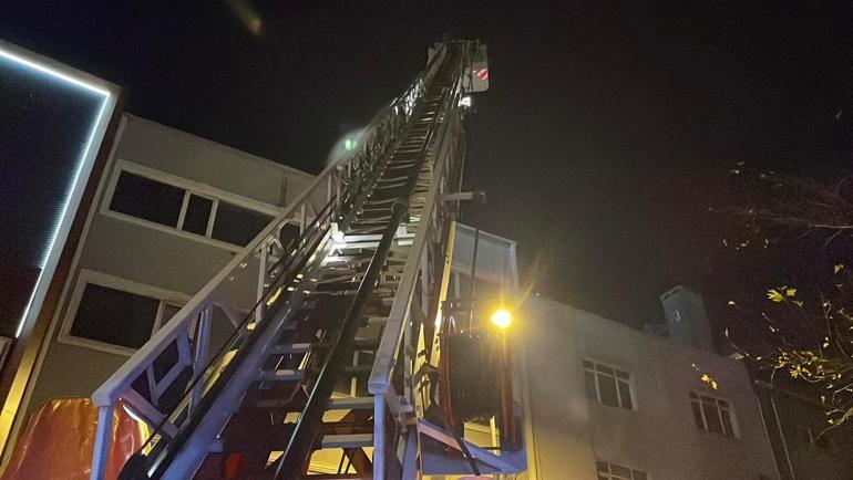 Beyoğlu’nda iş yerinin çatısında çıkan yangın söndürüldü