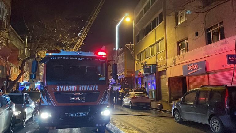 Beyoğlu’nda iş yerinin çatısında çıkan yangın söndürüldü