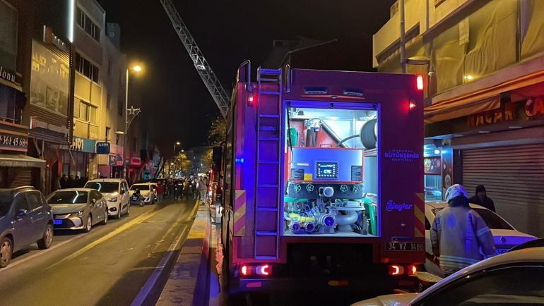 Beyoğlu’nda iş yerinin çatısında çıkan yangın söndürüldü