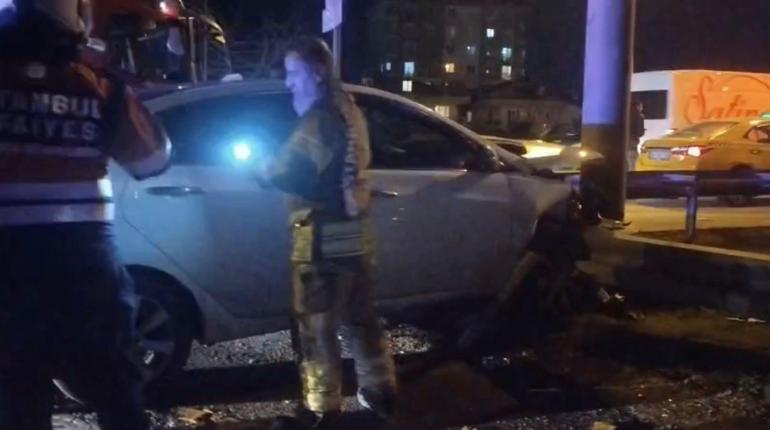 Ümraniye’de otomobil bariyerlere çarptı: 2 yaralı