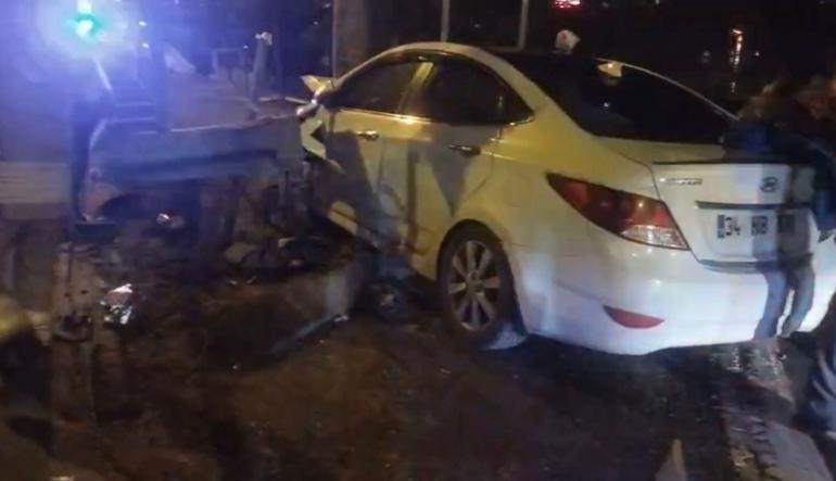 Ümraniye’de otomobil bariyerlere çarptı: 2 yaralı