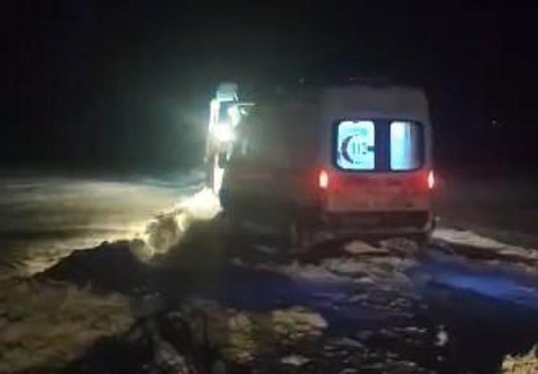 Kara saplanan ambulans, ekiplerin müdahalesi ile kurtarıldı