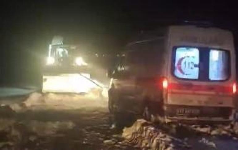 Kara saplanan ambulans, ekiplerin müdahalesi ile kurtarıldı