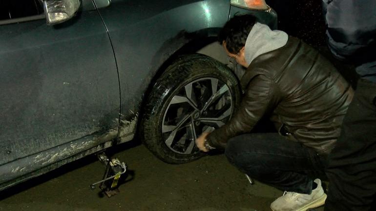 Su dolu çukura giren 30 aracın lastiği patladı