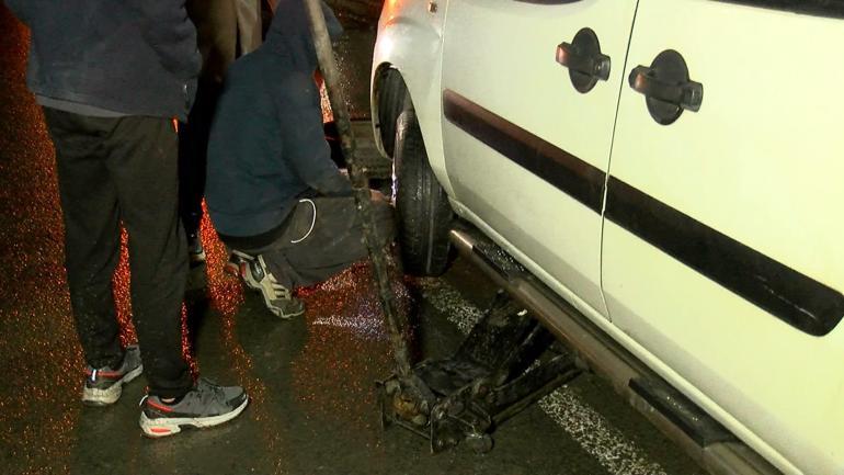 Su dolu çukura giren 30 aracın lastiği patladı