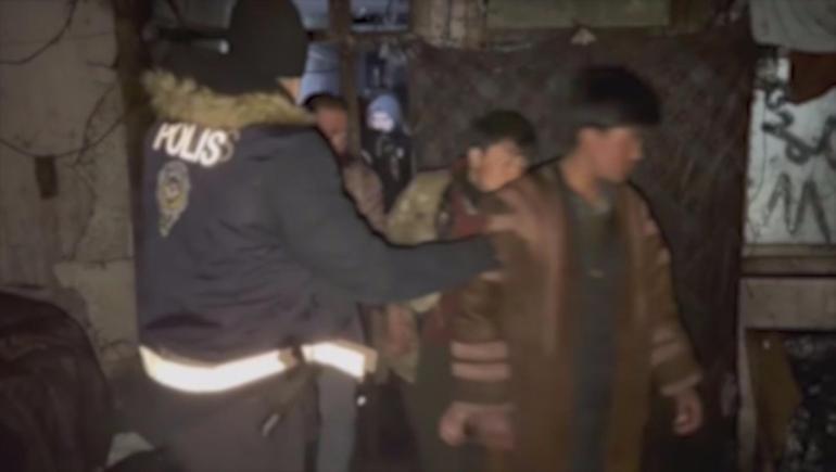 Karsta metruk binada saklanan 14 kaçak göçmen yakalandı