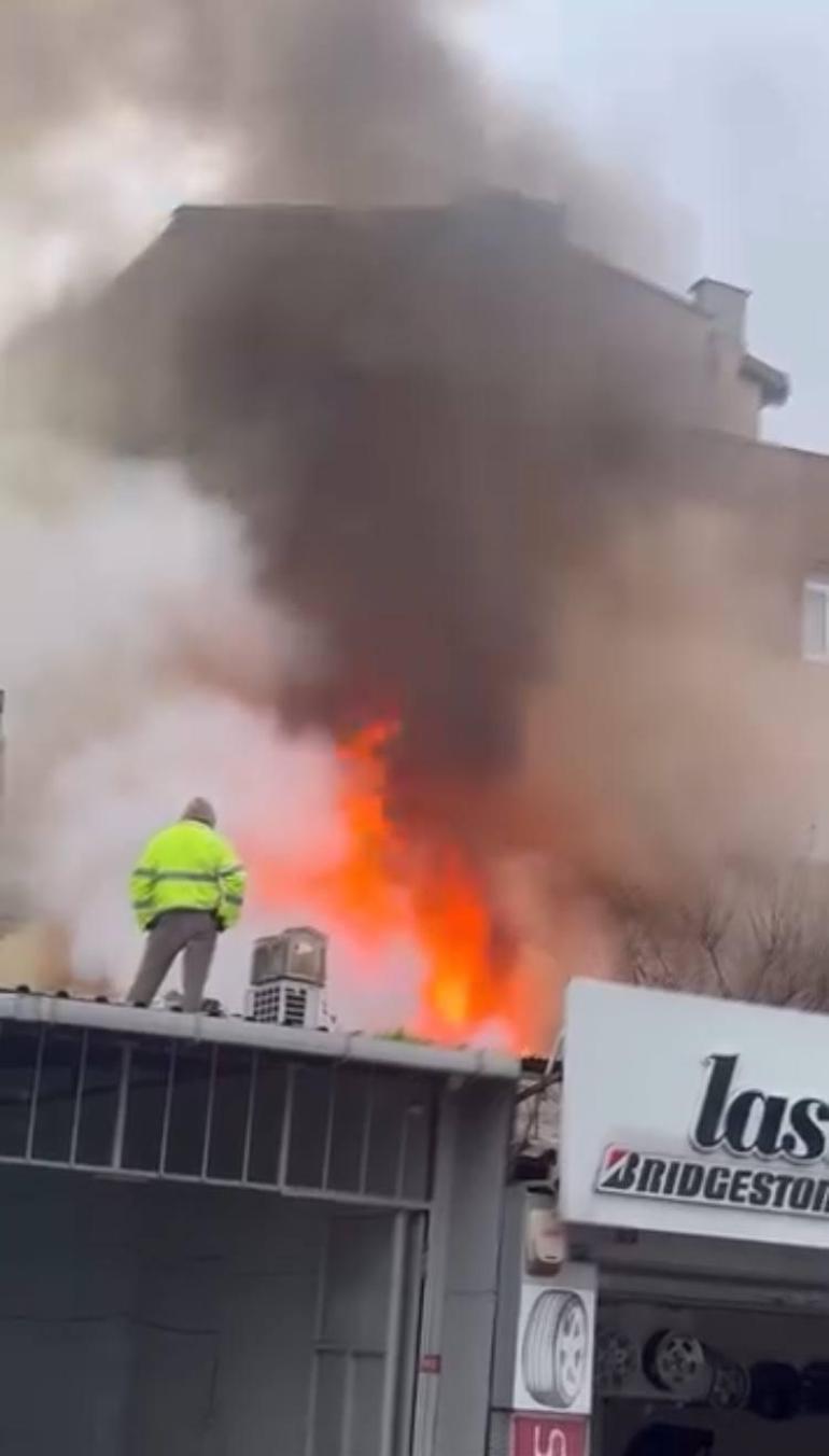 Fatih’te gecekondu yangınında mahsur kalan kişiyi komşuları kurtardı