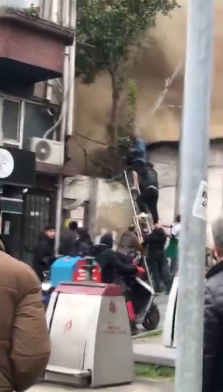 Fatih’te gecekondu yangınında mahsur kalan kişiyi komşuları kurtardı