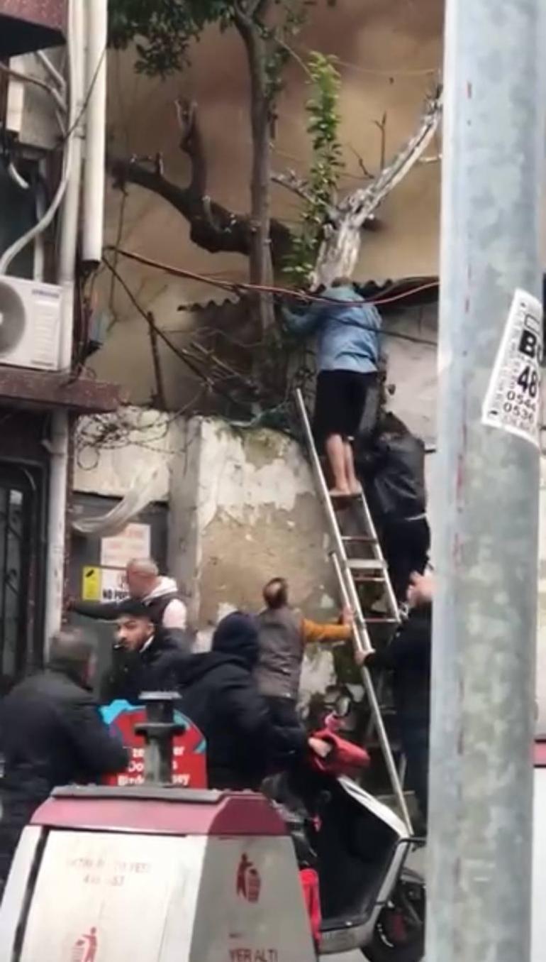 Fatih’te gecekondu yangınında mahsur kalan kişiyi komşuları kurtardı