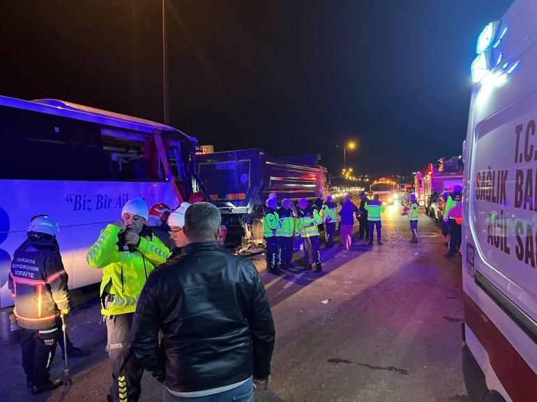 Sakaryada 1i yolcu otobüsü 4 aracın karıştığı zincirleme kaza: 1 ölü, 27 yaralı