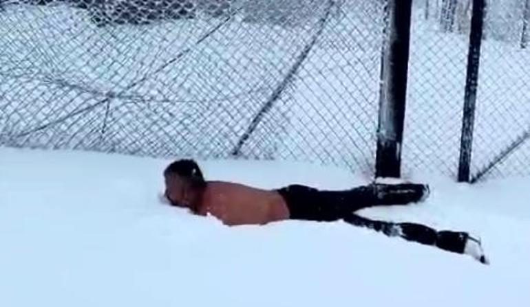 Beypazarı’nda bir kişi arazide üstünü çıkarıp kar banyosu yaptı