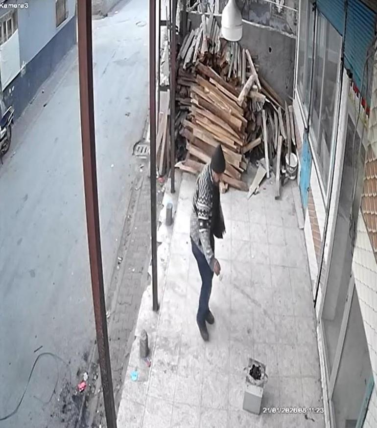 Ateşi benzinle harlamak istedi, yanmaktan son anda kurtuldu; o anlar kamerada