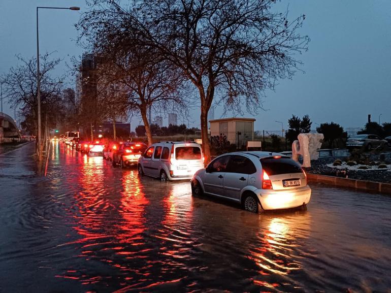 İzmirde sağanak etkili oldu