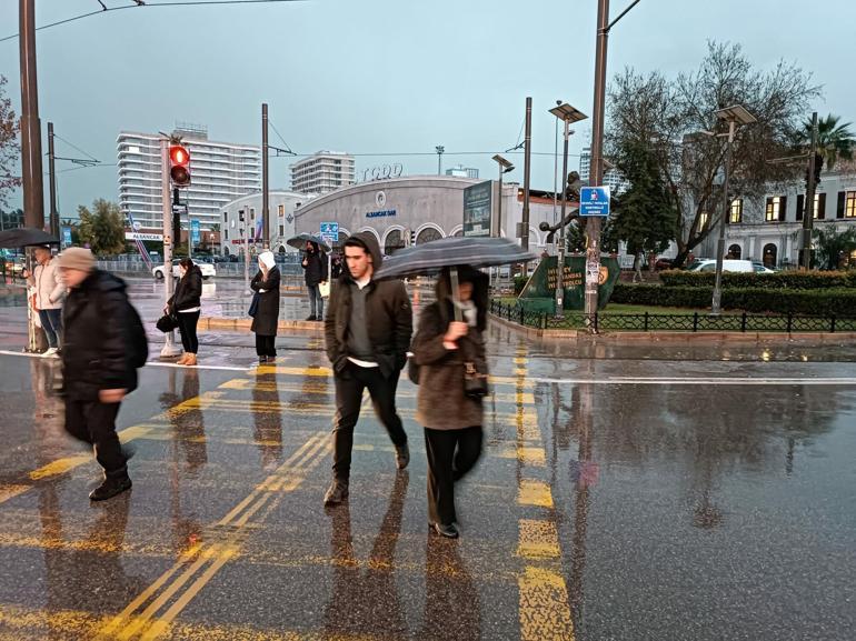 İzmirde sağanak etkili oldu