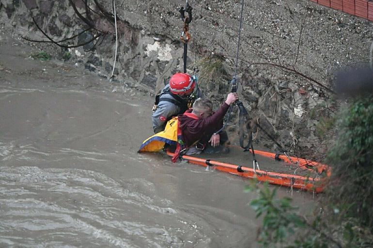 İzmirde sağanak etkili oldu