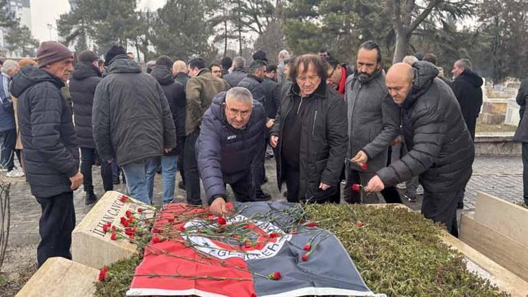 İlhan Cavcav, vefatının 9’uncu yıl dönümünde kabri başında anıldı