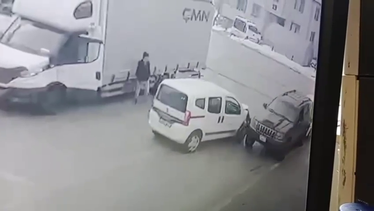 Araç muayene istasyonunda 3 aracın hasar gördüğü kaza kamerada