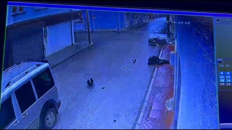 Hafif ticari araç ile çarpışan motosikletin sürücüsü yaralandı; kaza anı kamerada