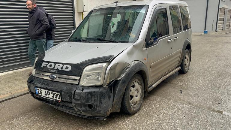 Hafif ticari araç ile çarpışan motosikletin sürücüsü yaralandı; kaza anı kamerada