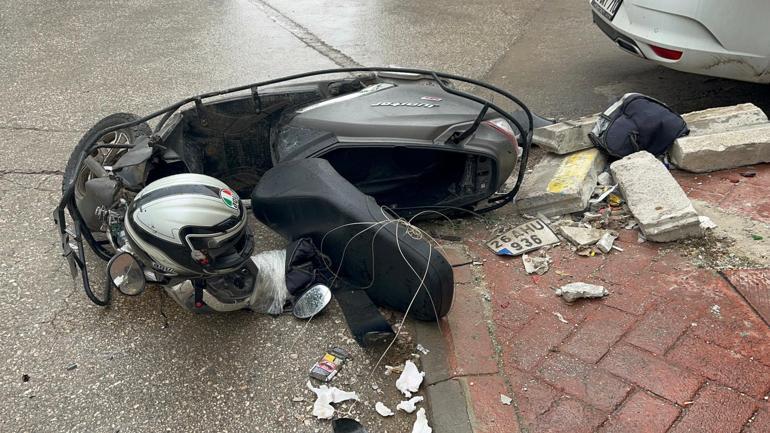 Hafif ticari araç ile çarpışan motosikletin sürücüsü yaralandı; kaza anı kamerada