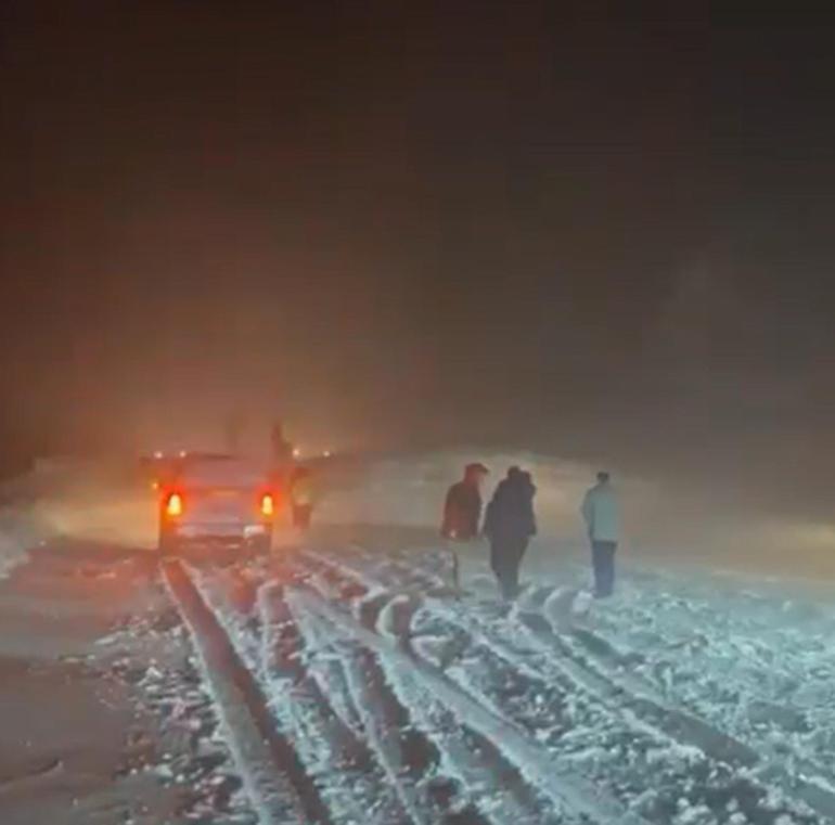 Erzincan-Sivas kara yolu çığ düşmesi sonucu ulaşıma kapandı