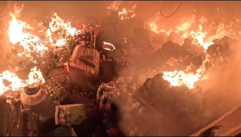 İtfaiye eri, alevlerin arasındaki tüpü çıkardı; o anlar kamerada