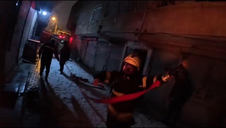 İtfaiye eri, alevlerin arasındaki tüpü çıkardı; o anlar kamerada