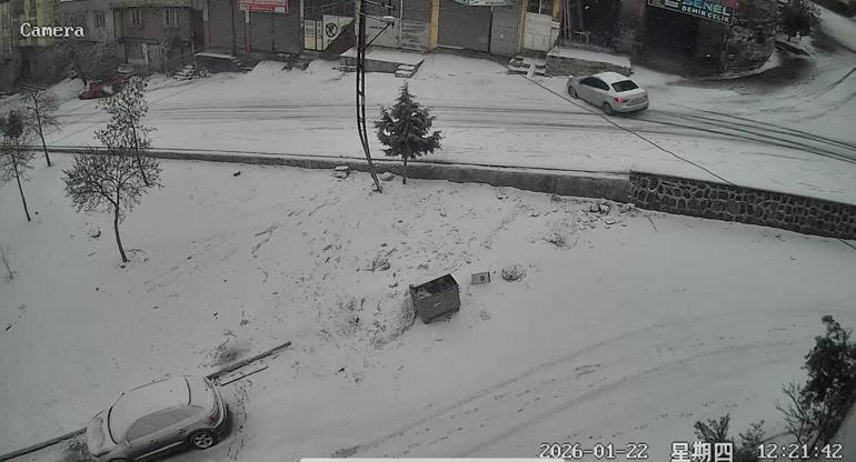 Otomobilin duvara çarpıp devrildiği kaza kamerada