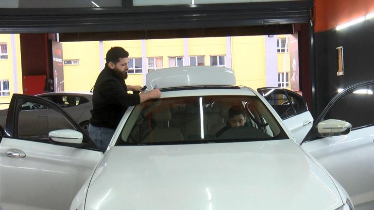 Aracını satarken sunroofun modifiye olduğunu öğrenince fenalaşıp hastaneye kaldırıldı