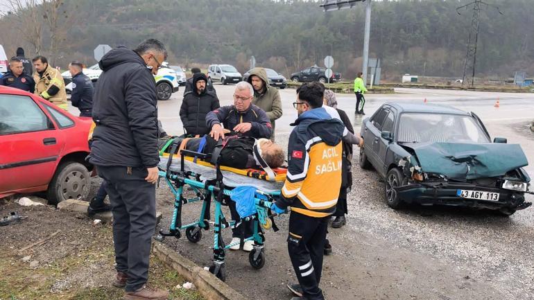 İki otomobil kafa kafaya çarpıştı: 1’i ağır, 3 yaralı