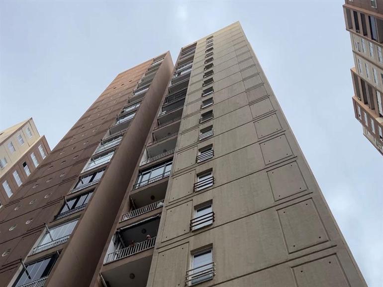 Kiralama bahanesiyle baktığı 17nci kattaki dairenin balkonundan atlamış