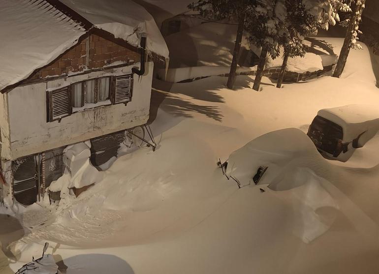 Çambaşı Yaylası’nda kar kalınlığı 2 metreye ulaştı, araçlar kar altında kaldı