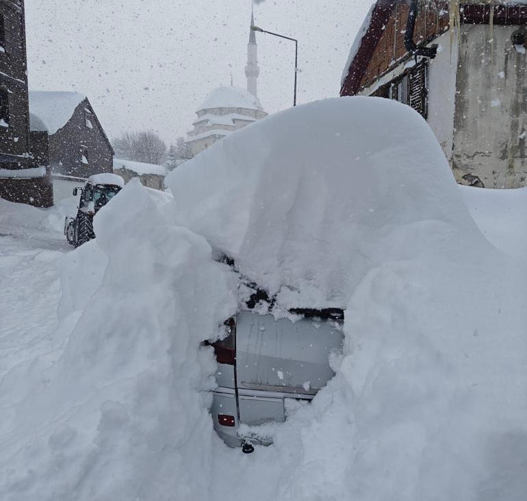 Çambaşı Yaylası’nda kar kalınlığı 2 metreye ulaştı, araçlar kar altında kaldı