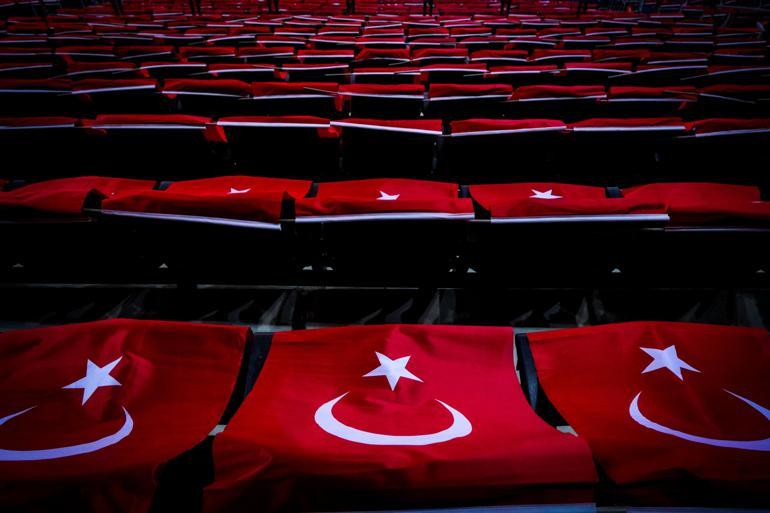 Fenerbahçe, stattan sonra salonu da Türk bayraklarıyla süsledi