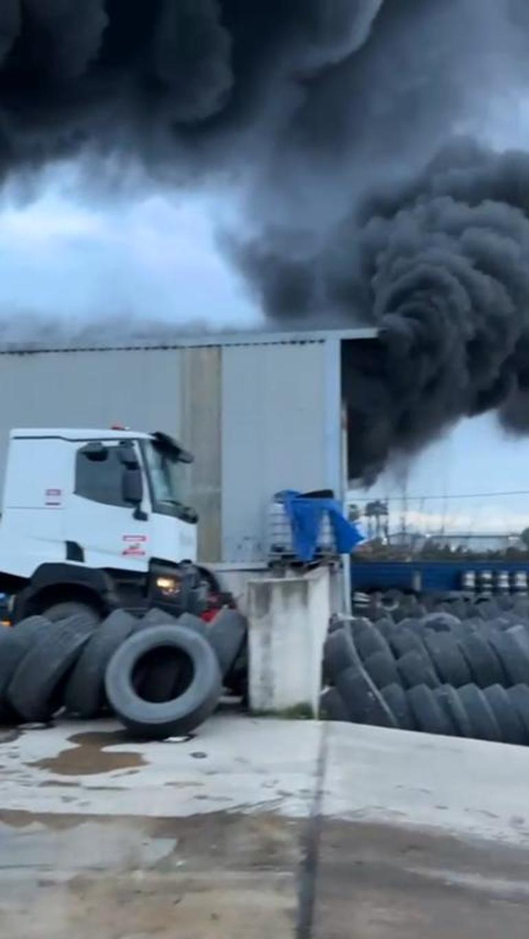 Hatayda lastik deposunda çıkan yangın kontrol altında