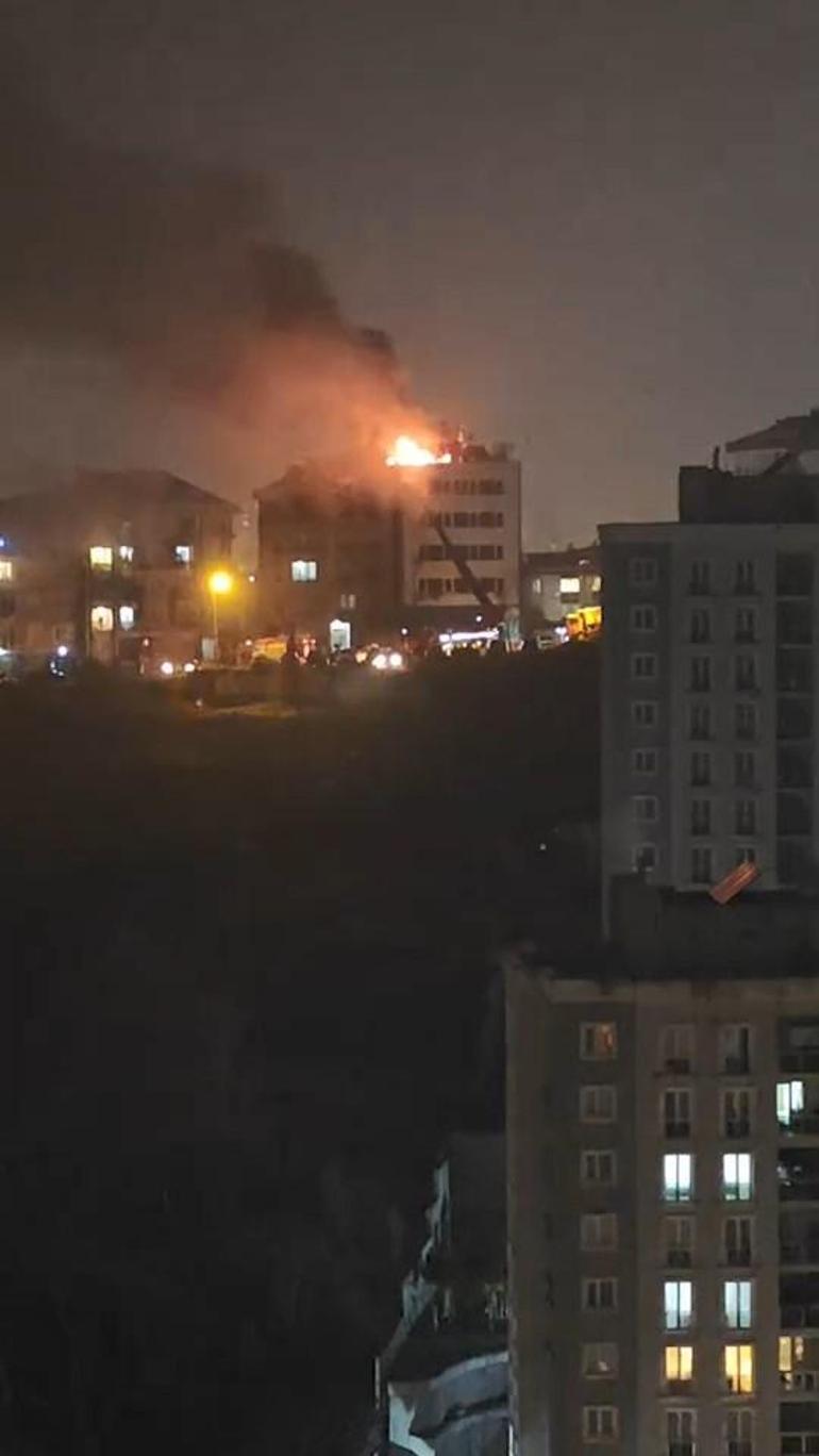 Kağıthanede 4 katlı binanın çatısı alev alev yandı