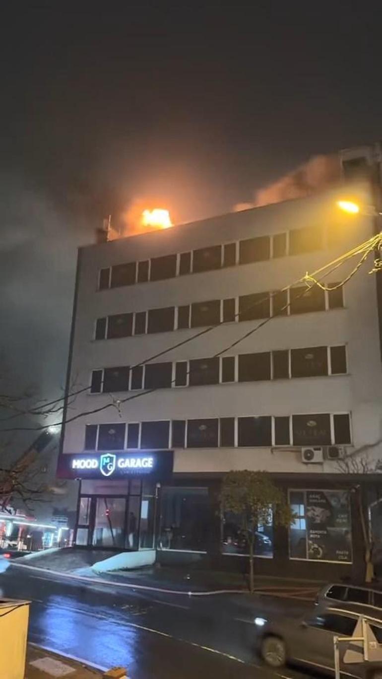 Kağıthanede 4 katlı binanın çatısı alev alev yandı
