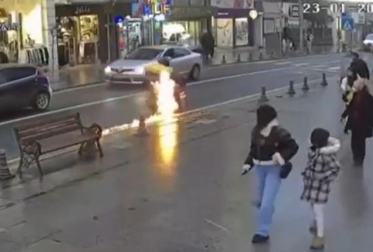 Seyir halindeki motosiklet alev aldı; o anlar kamerada