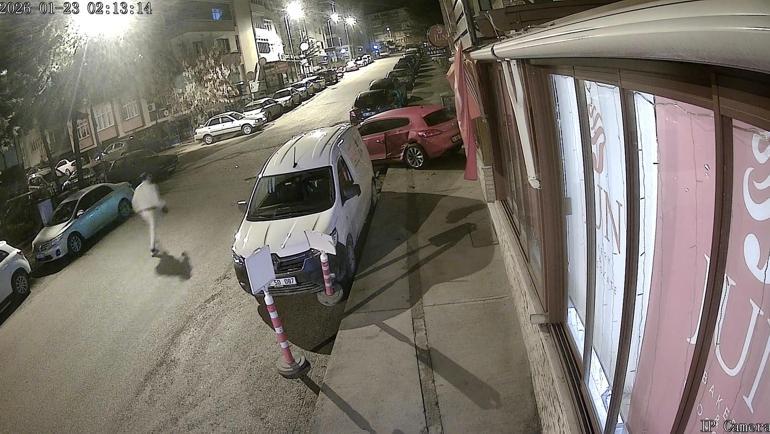 Alkollü sürücünün kullandığı otomobil park halindeki araçlara çarptı; o anlar kamerada